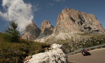 Biker fahren auf Cortina ab – Rund um die Ampezzaner Dolomiten locken die schönsten Routen für Motorradfahrer