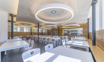 Note 1 für Troldtekt von Joma: Jetzt macht Toben in der Schule noch mehr Spaß – Akustikplatten des Dämmstoffspezialisten sorgen in der Ganztagsschule in Neumarkt für mehr Ruhe