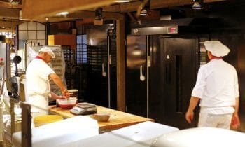 Moderne Kühlsysteme in rustikalem Ambiente vor den Toren Berlins – Authentische Erlebnisgastronomie auf „Karls Erlebnis-Dorf“ dank Kühl- und Tiefkühlzellen von Viessmann