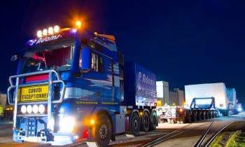 Geisterfahrt über die Mittelleitplanke beendet – Das Transportunternehmen P. Adams konnte in nur vier Tagen insgesamt zwölf logistisch anspruchsvolle Schwerlasttransporte mit Goldhofer Achslinien realisieren