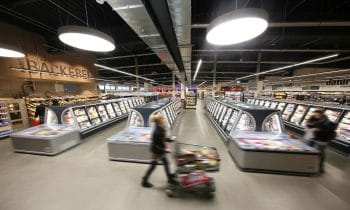Absatzplus am Point of Sale durch futuristisches Design – Die WEZ-Gruppe, die Karl Preuß GmbH & Co. und größter selbstständiger Einzelhändler der nationalen EDEKA Gruppe, setzt in Minden und Bad Oeynhausen erstmals auf halbhohen Tiefkühlschrank Iconic von Viessmann