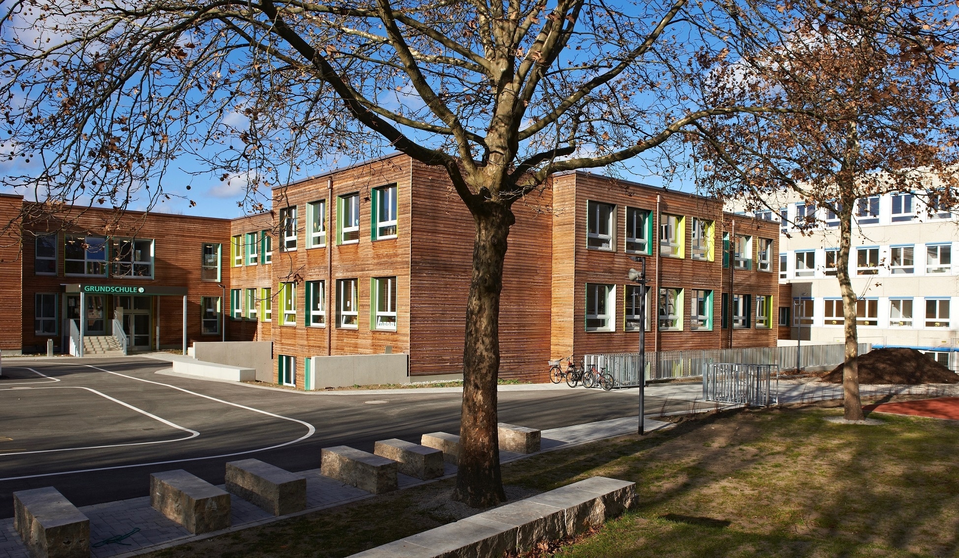 Neue Fassade für die Grundschule an der Albert-Schweitzer-Straße in Ottobrunn