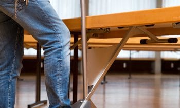 ErgoWa: Schweben statt schwer schleppen:  Mit dem pfiffigen Tischtransportwagen ErgoWa von ErgoSus lassen sich Tische bequem im Handumdrehen verschieben