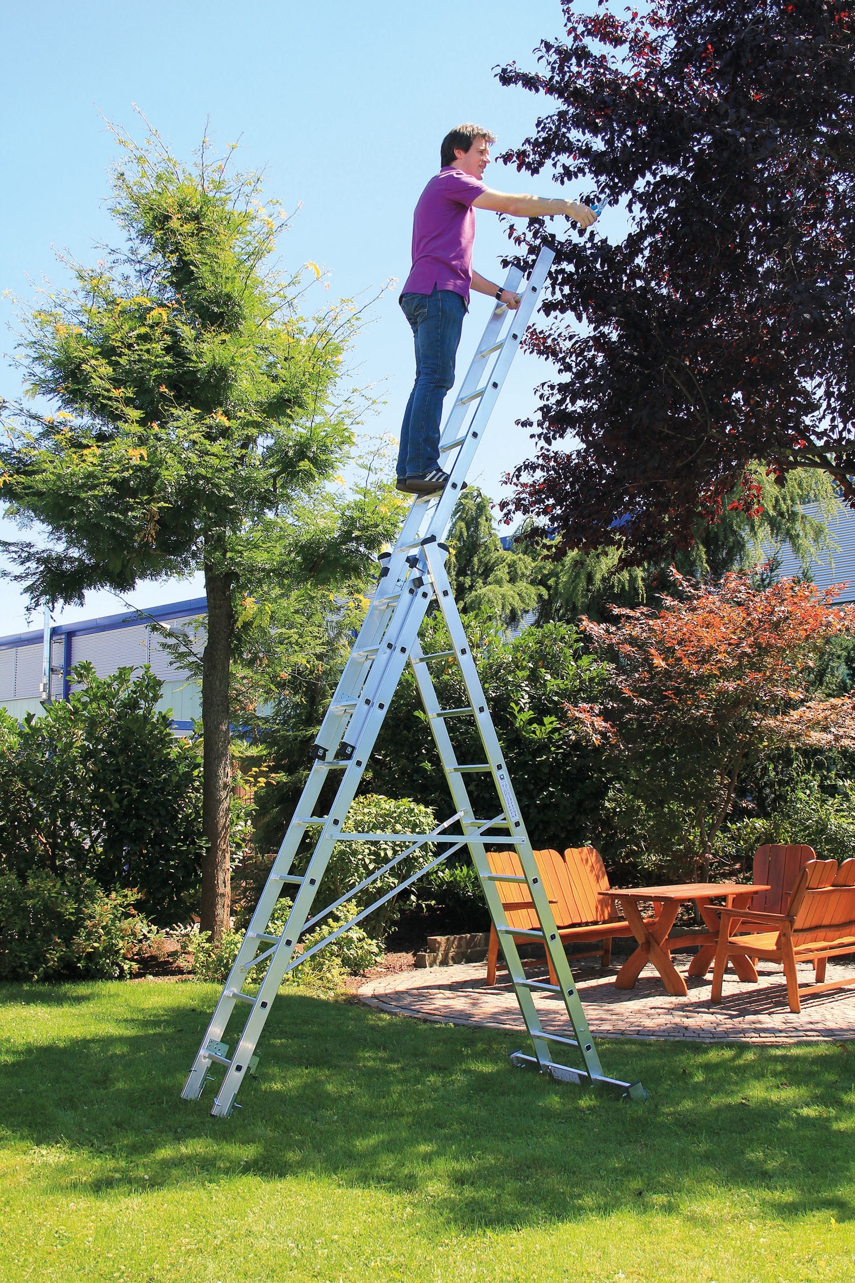 Die Leitern der Günzburger Steigtechnik bieten auch bei der Gartenarbeit höchste Sicherheit