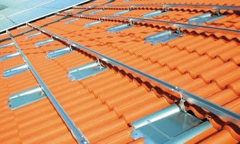 Sicherheitsplus für Solaranlagen – Unsachgemäße Montage: Mit der Metalldachplatte von Marzari gehören kostspielige Dachschäden der Vergangenheit an
