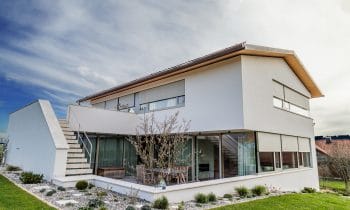 Perfekt gedämmt dank Jalousiekästen nach Maß – Passgenaue Systemkomponenten von JOMA sorgen in Architektenhaus für Schatten und Top-Wärmedämmung