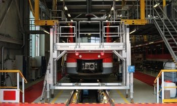 Mehr Flexibilität, Sicherheit und Effizienz an der Zugfront – Die neue multifunktionale Frontarbeitsbühne der Günzburger Steigtechnik mit 3-in-1-Fahrwerk optimiert die Wartung von Schienenfahrzeugen