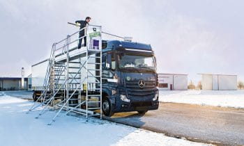 Vorsicht Eisplatte: Lösung aus Günzburg bannt die Gefahr – Mit Enteisungsanlagen und -gerüsten der Günzburger Steigtechnik können Fernfahrer ihre Lkws von Schnee und Eis befreien