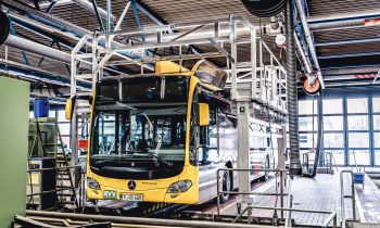 Ein Plus an Effizienz und Sicherheit für die Wartung von Bussen –  „das Stadtwerk.Regensburg“ hält seine Busflotte mit einer maßgefertigten Dacharbeitsbühne der Günzburger Steigtechnik in Stand