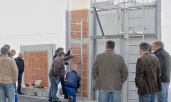 Fit für die Montage von Steigleitern – Steigleiter-Werktag bei der Günzburger Steigtechnik. Neu: Experten von Munk Service leiten umfassenden Praxisteil