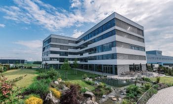 Jalousiekästen nach Maß für die perfekte Gebäudehülle – Passgenaue Systemkomponenten von JOMA sorgen bei neuem Bürogebäude von Betzold für Top-Wärmedämmung