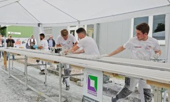 Weltrekord – Stuckateure ziehen den längsten Stuckstab der Welt auf speziellen „Zug-Tischen“ der Günzburger Steigtechnik