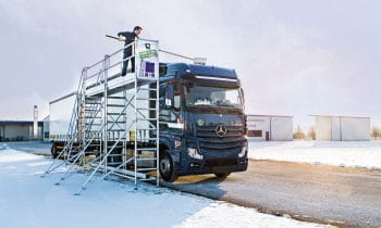 Vorsicht Eisplatte: Lösung aus Günzburg bannt die Gefahr  – Mit Enteisungsanlagen und -gerüsten der Günzburger Steigtechnik können Fernfahrer ihre Lkws von Schnee und Eis befreien