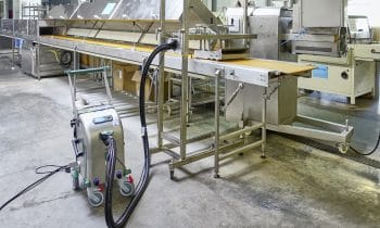 Reinigungspower von beam für die Süßwarenindustrie – Premiere auf der ProSweets: BEbelt und Blue Evolution XXL für die effiziente Reinigung von Förderbändern und Maschinen