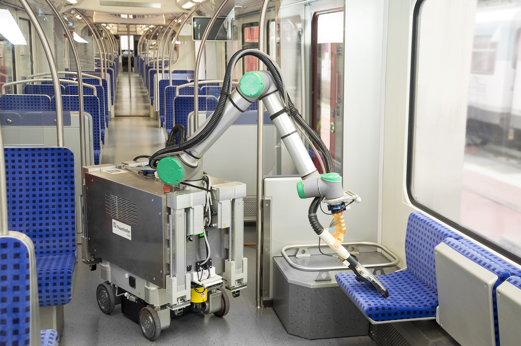 Mobiler Roboter beamt autonom im Zug
