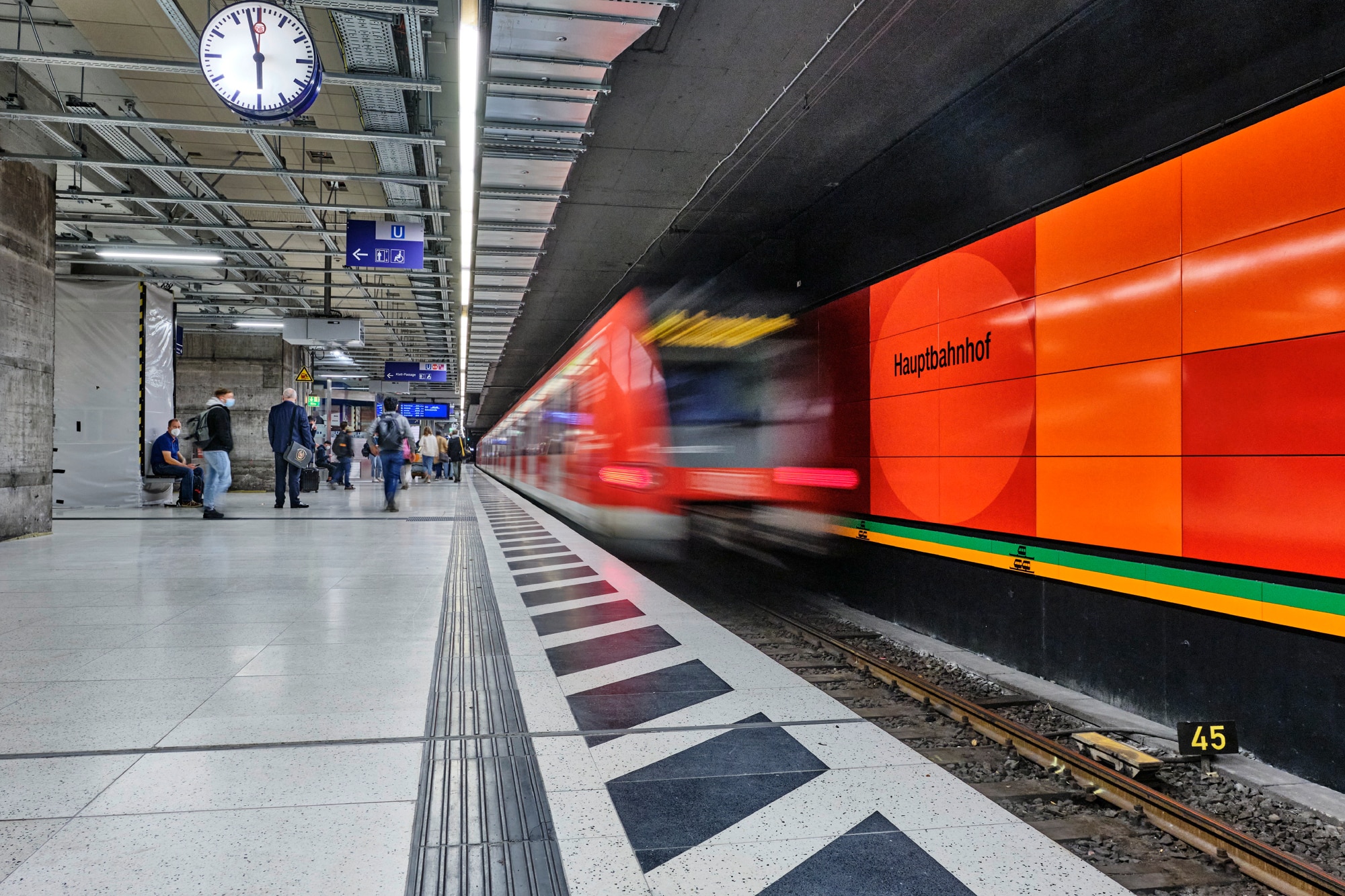 In der Rekordzeit von gerade mal sechs Wochen gestaltete die Mühl Naturstein GmbH die S-Bahnsteige in Stuttgart um, hier an Gleis 102 am Hauptbahnhof. Foto: Ingo Jensen/Sievert