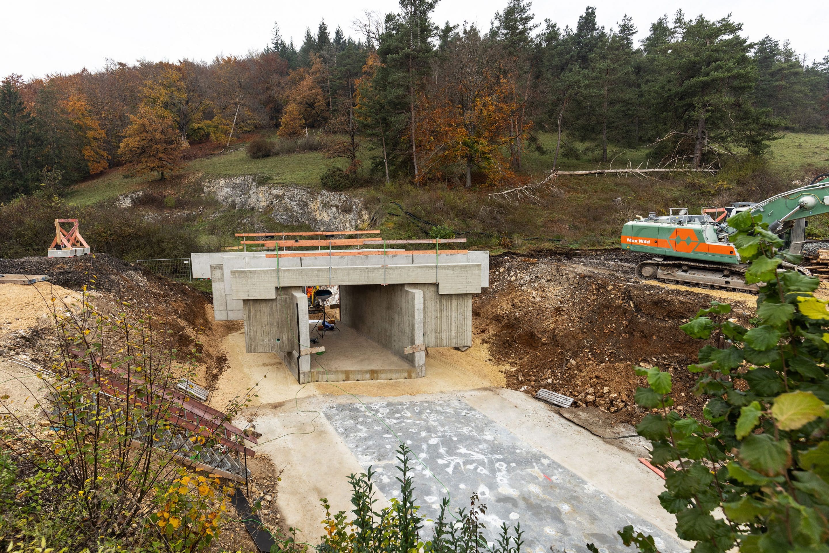Die Profis ohne Grenzen bereiten die neue Bahnbrücke auf ihren Verschub vor. Foto: Andreas Neubert/Max Wild