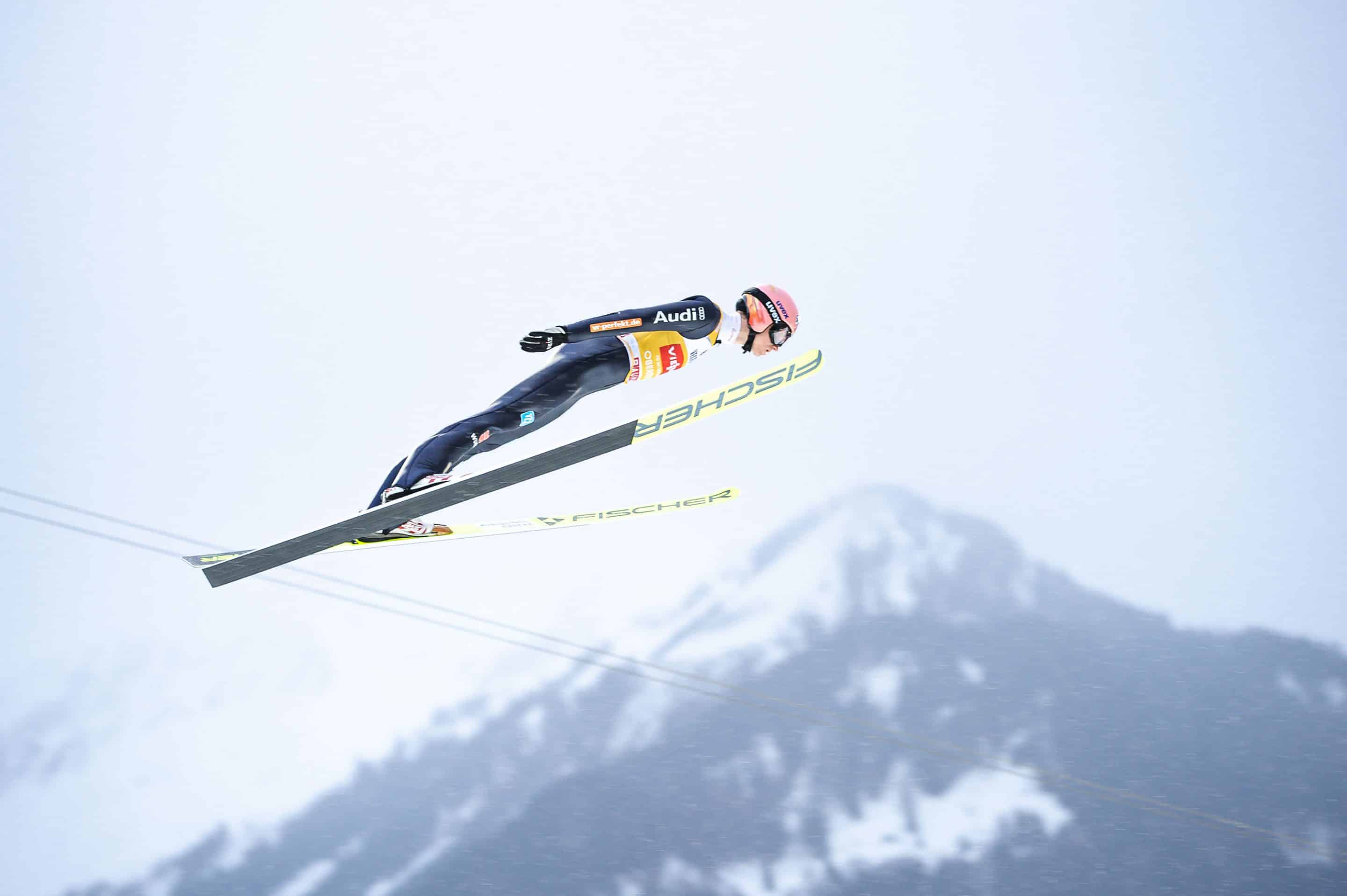 Karl Geiger vom Skiclub Oberstdorf beim Auftaktspringen der Vierschanzentournee. Foto: Dominik Berchtold/Vierschanzentournee