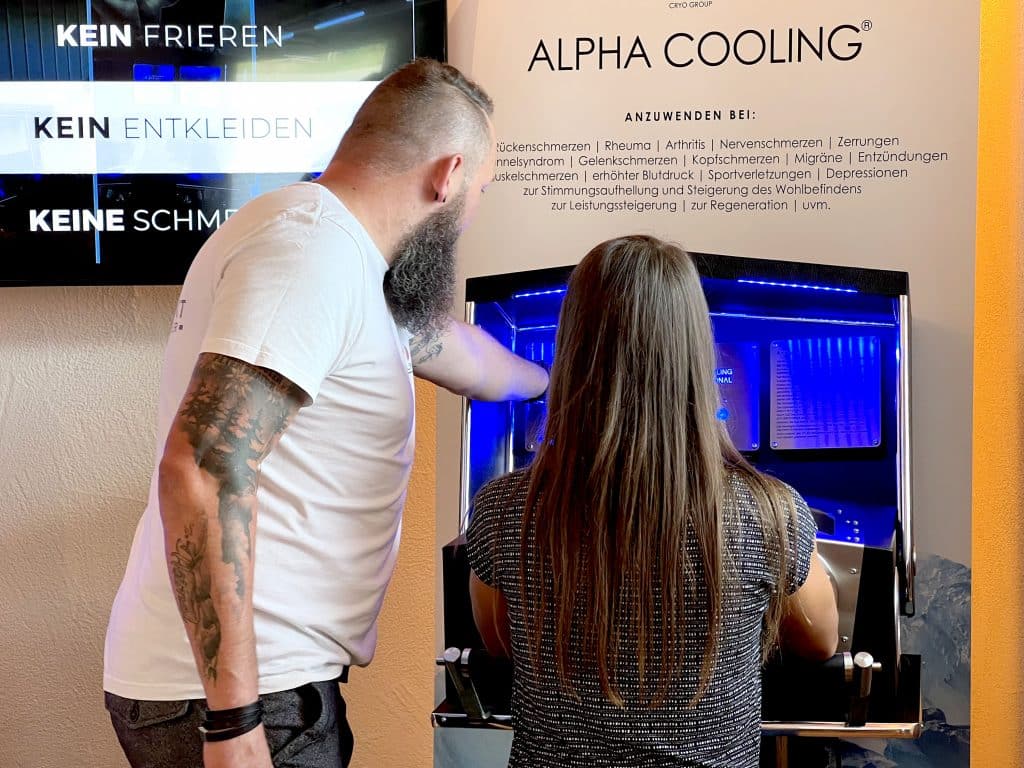 Thomas Holzer vom Vitalpunkt Holzer in Maierhöfen mit einer Anwenderin von Alpha Cooling. Foto: Ingo Jensen/Alpha Cooling