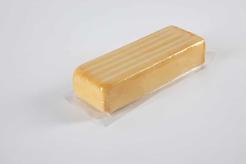 Nicht nur Wurst, sondern auch Käse macht in der umweltfreundlichen Folie allflex SR von allvac eine gute Figur. Foto: allvac