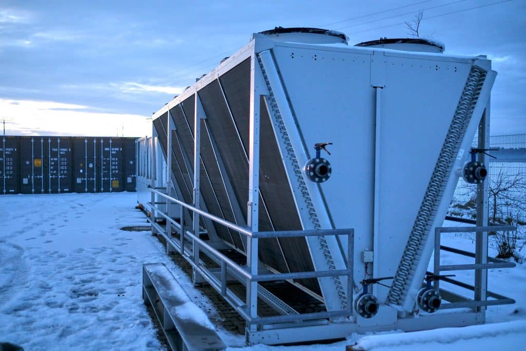 Großkälteanlagen müssen regelmäßig gereinigt werden, damit keine Energieverluste entstehen und Stromkosten minimiert werden können. Foto: Ingo Jensen/beam