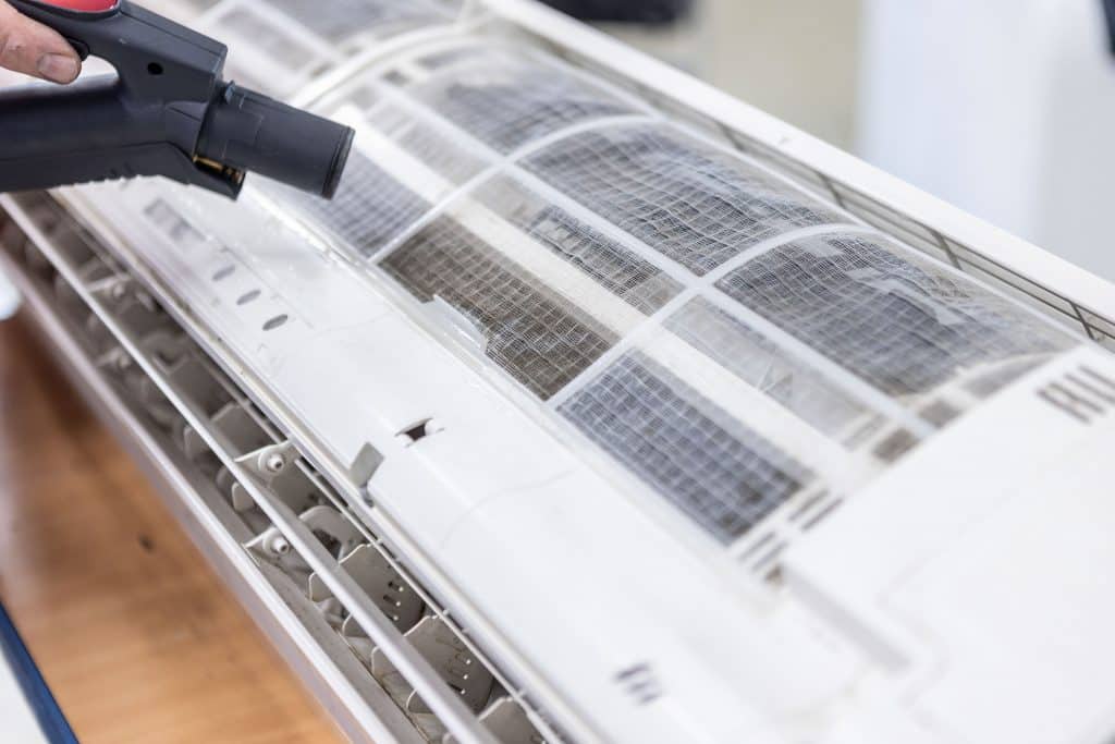 Die Filter von Klimaanlagen lassen sich besonders effizient mit Trockendampf reinigen. Foto: Enrico Celotto/beam