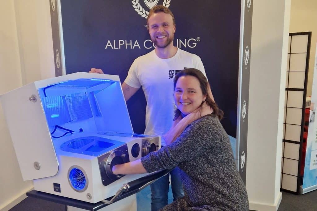 Alpha Cooling-Experte Sven Höveler mit Long Covid-Patientin Nadine Riepke. Foto: Fit me up