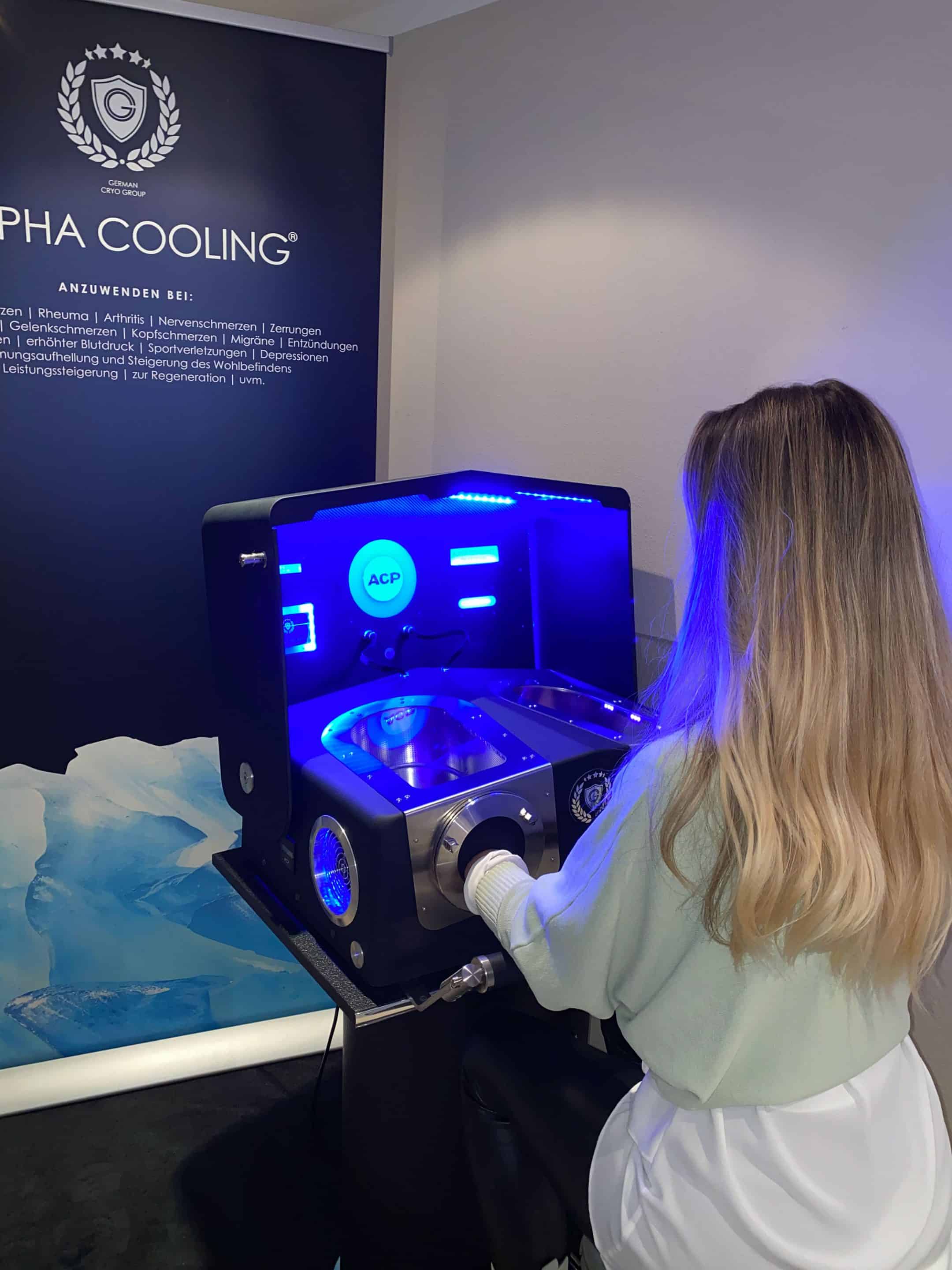 Schmerzgeplagte können Alpha Cooling Professional bei Renate Hofinger kostenlos testen. Foto: Alpha Cooling