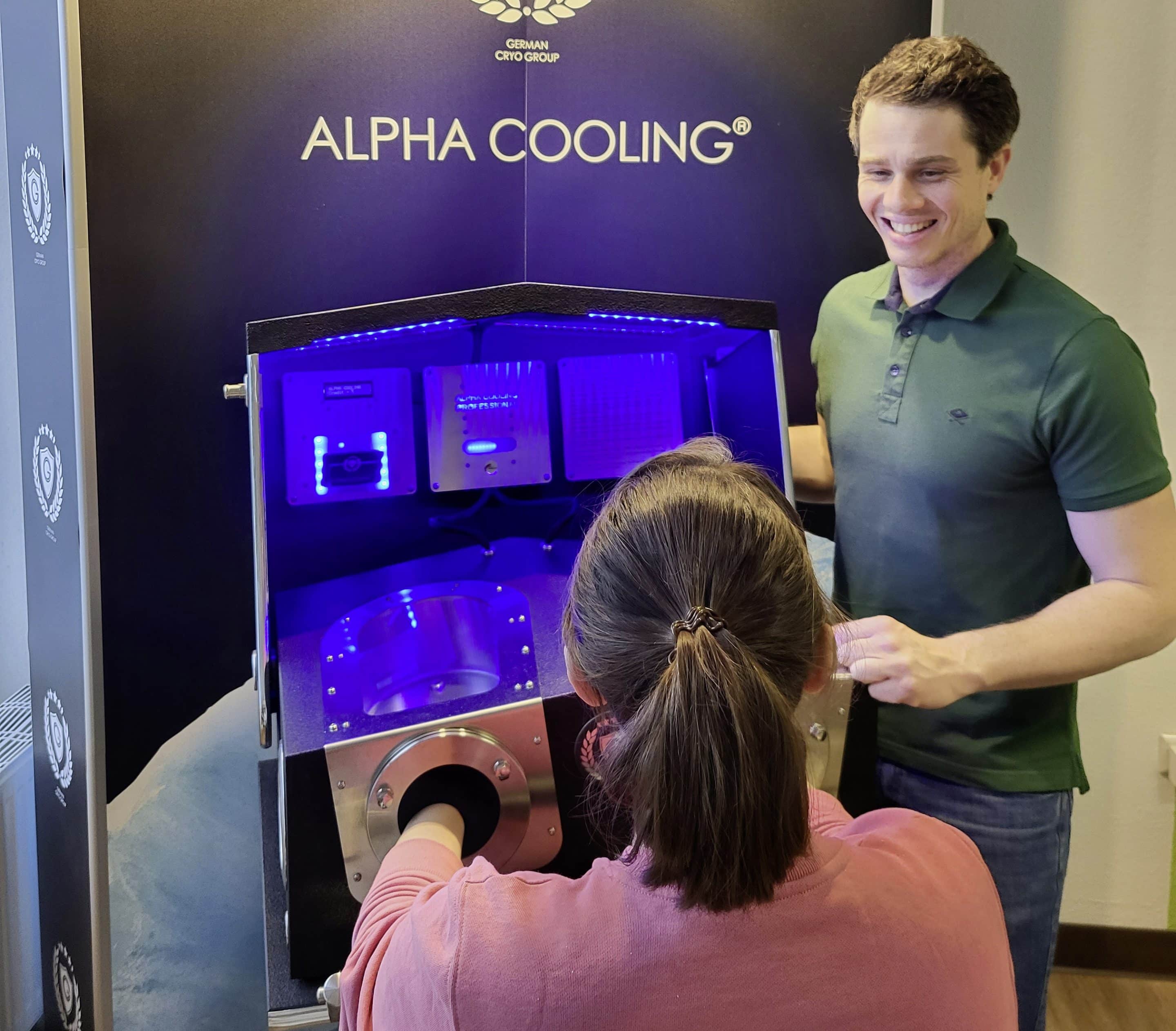 Gute Erfahrungen haben Joshua Rißel (rechts) und seine Kundinnen mit der neuen Kälteanwendung Alpha Cooling Professional gemacht. Foto: youmove Bochum