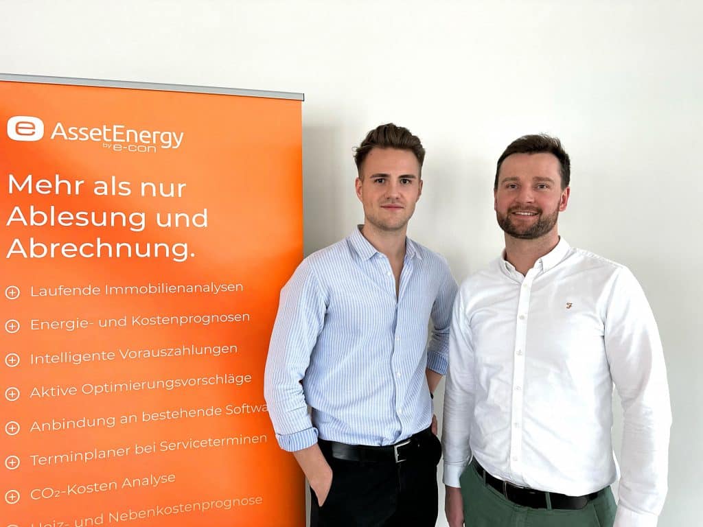 Haben gemeinsam Großes vor, von links: Lars Klocke, Gründer und Geschäftsführer der Asset Energy GmbH, und Peter Waizenegger, Vorstand der e-con AG mit Sitz in Memmingen. Foto: Asset Energy