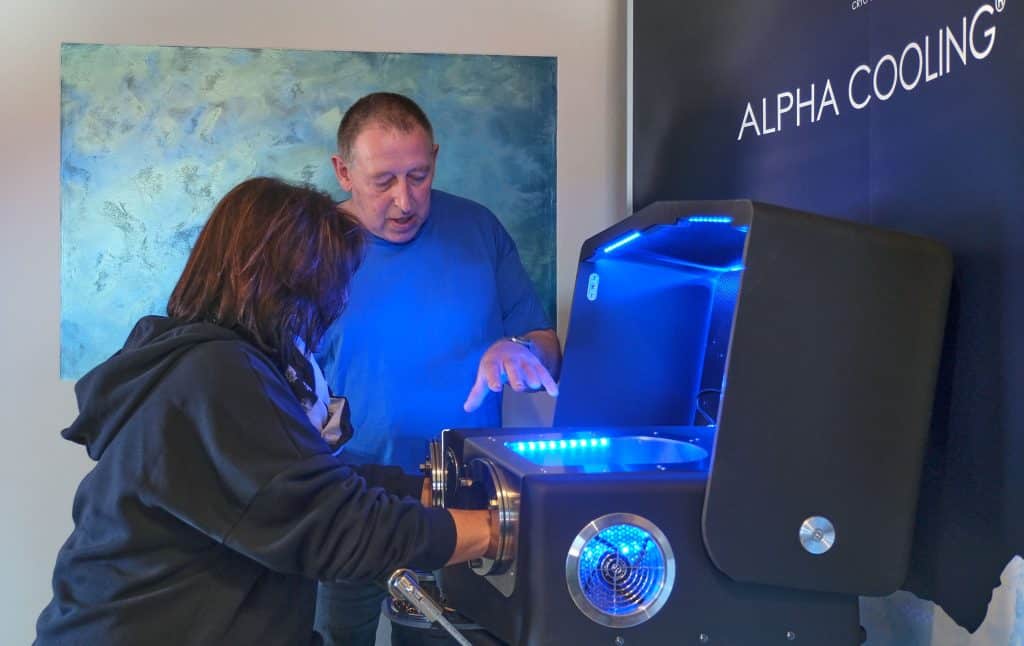 Allgäu-Cooler Michael Erd erklärt die Wirkweise von Alpha Cooling Professional. Foto: Marcus Wiesenhöfer/Allgäu Cooling.