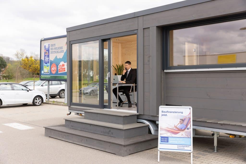 Die mobile Filiale2go von Hummel Blockhaus bietet den Banken ein flexibles Betreuungssystem mit minimalem Personalaufwand. Foto: Louis Zuchtriegel/Hummel Blockhaus