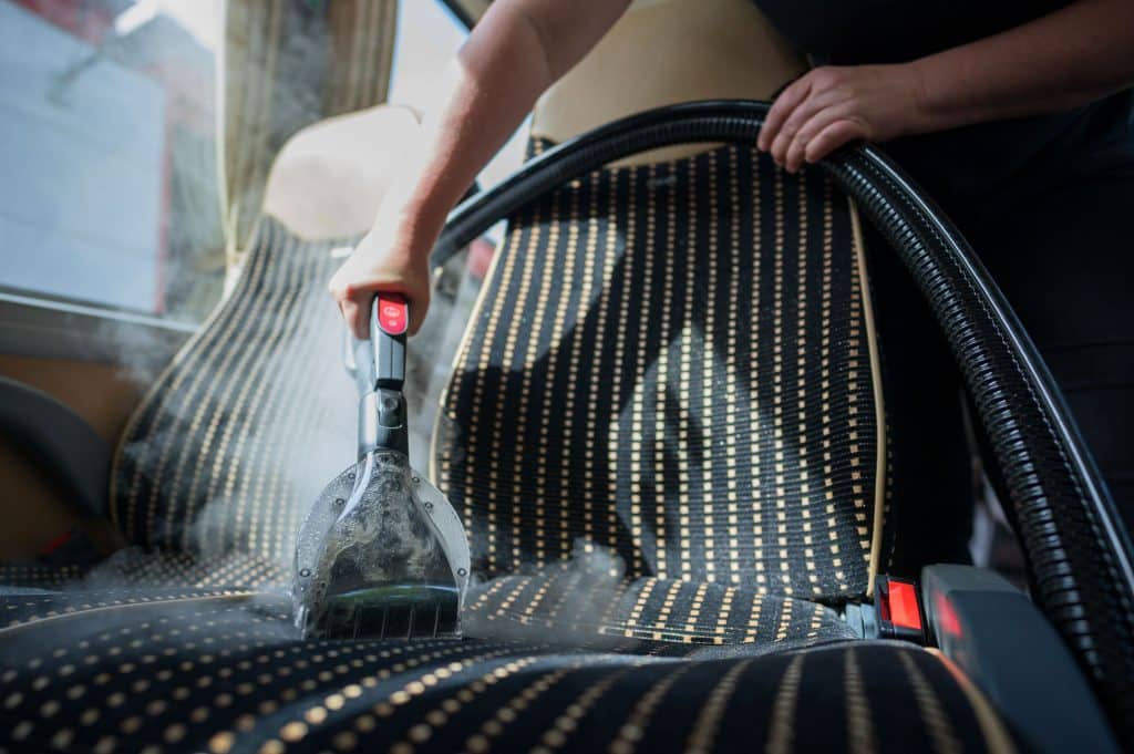 Mit heißem Trockendampf reinigt das Dampfsaugsystem die Sitzpolster in den Bussen besonders schonend. Foto: Oliver Dietze/beam.