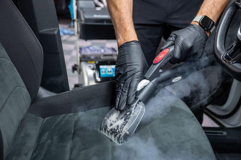 Mit der Extraktionsdüse reinigt das ProGlanz-Team die Sitzpolster in Autos schnell und effektiv. Foto: Armin Weigel.