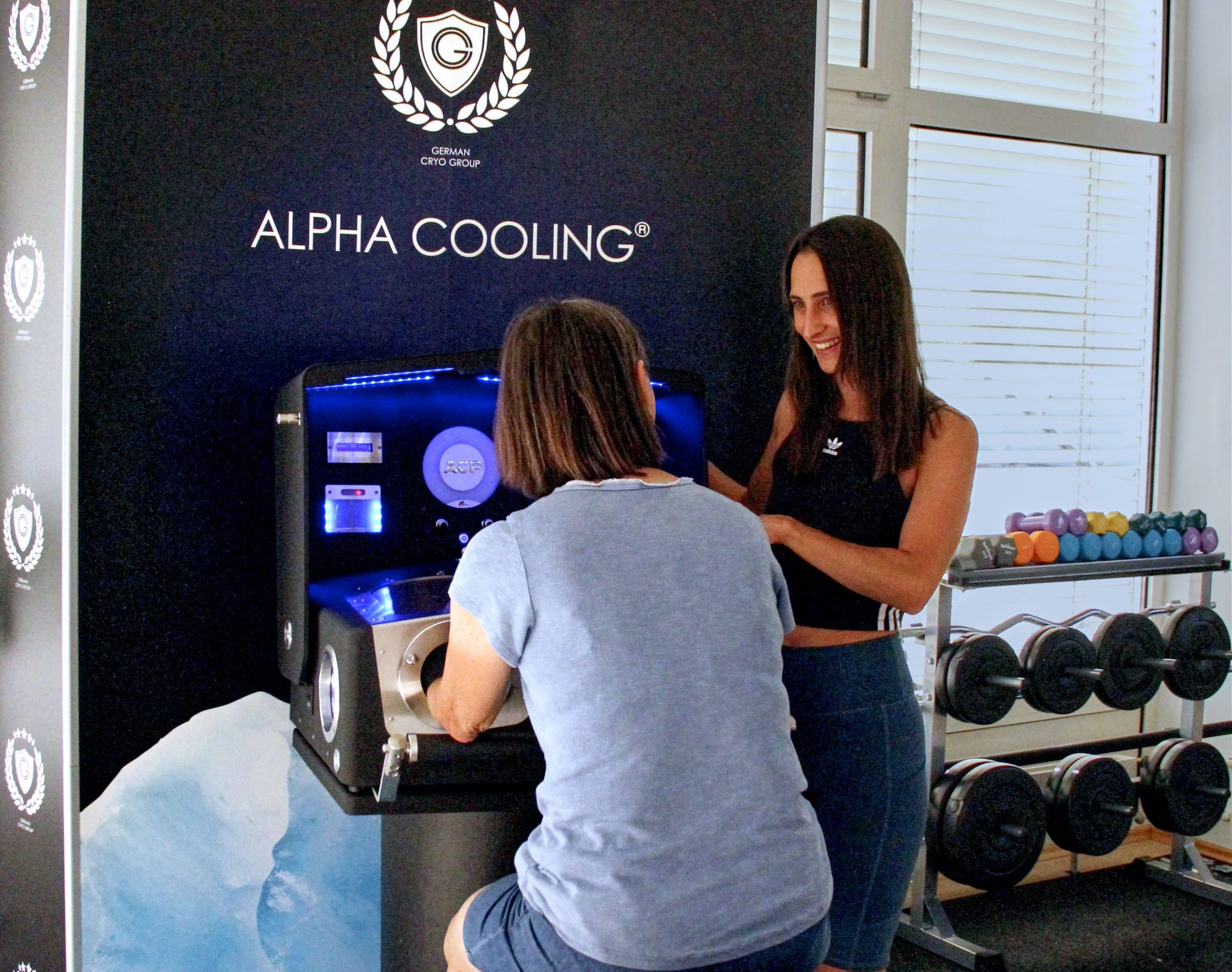 Sporttherapeutin Lisa Schmidt bietet in Leonberg-Warmbronn ab sofort die Kälteanwendung Alpha Cooling Professional an. Foto: Lisa Schmidt.