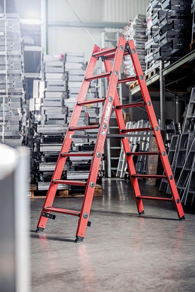 Die Stufen-Stehleiter GFK sorgt bei Arbeitshöhen von bis zu 3,1 Metern für Top-Sicherheit im Hochspannungsumfeld. Foto: Munk Group.