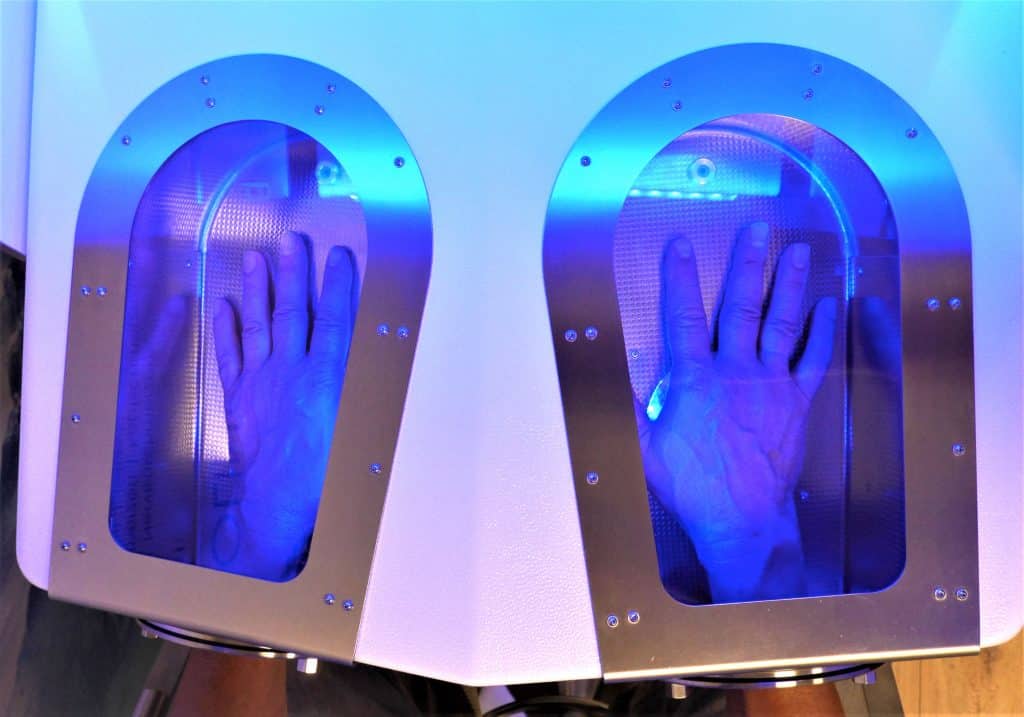Bei der Kälteanwendung mit Alpha Cooling Professional stecken Anwender ihre Hände einfach für fünfmal zwei Minuten in die Unterdruckkammern der „Anti-Schmerzbox“. Foto: Thomas Schaarschmidt.