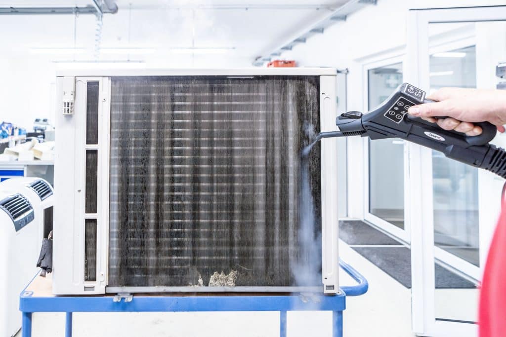 HLK: Mit den Geräten der Blue-Evolution-Serie gereinigte Kälteanlagen reduzieren den Stromverbrauch, steigern die Kühlleistung und minimieren den Verschleiß.Foto: Enrico Coletto/beam.
