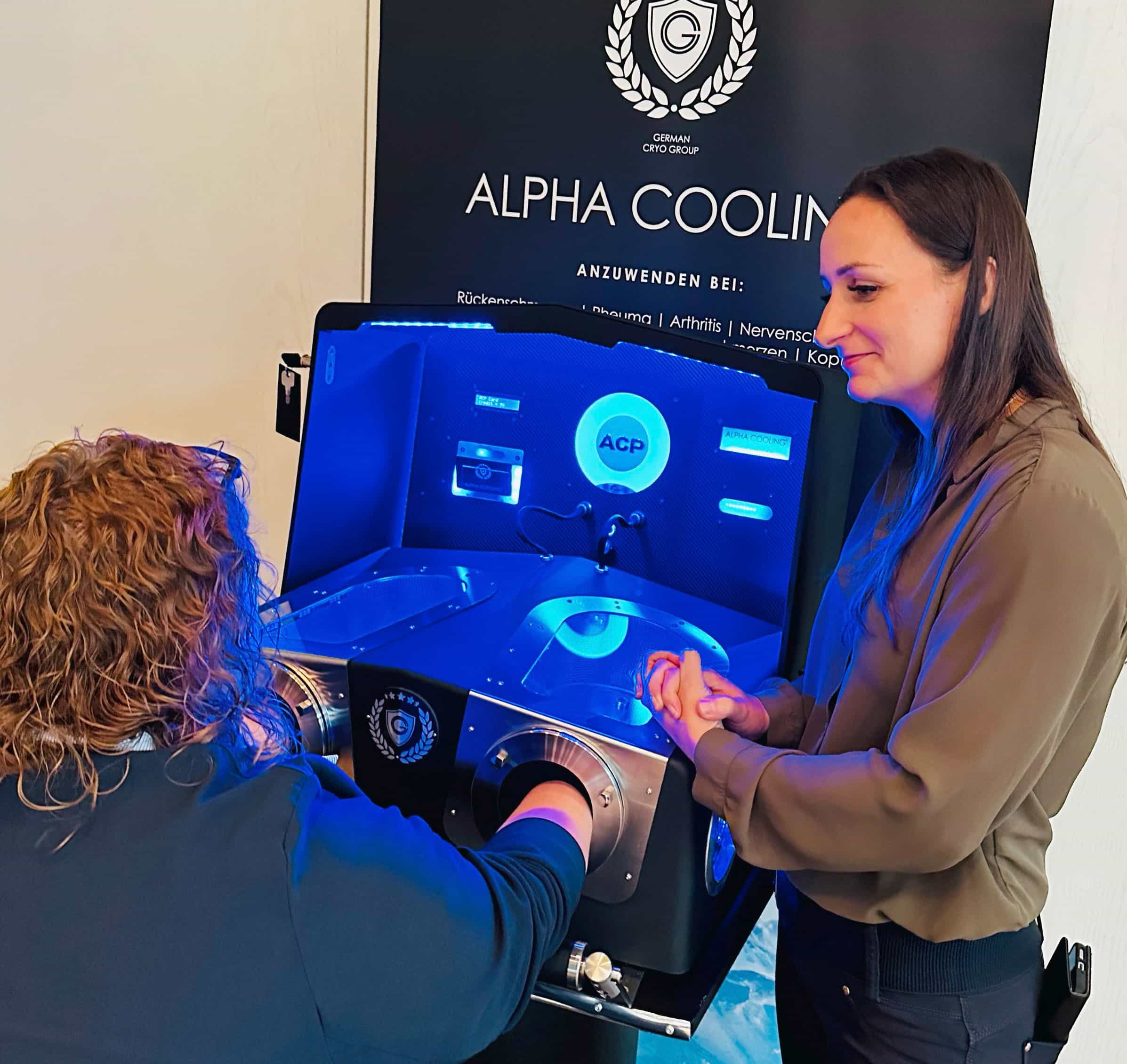 Sandra Pleye (links) und Jennifer Fejes erwarten über 100 Teilnehmende zur Long-Covid-Studie von Alpha Cooling in Cloppenburg. Foto: Michael Kiechle/Alpha Cooling
