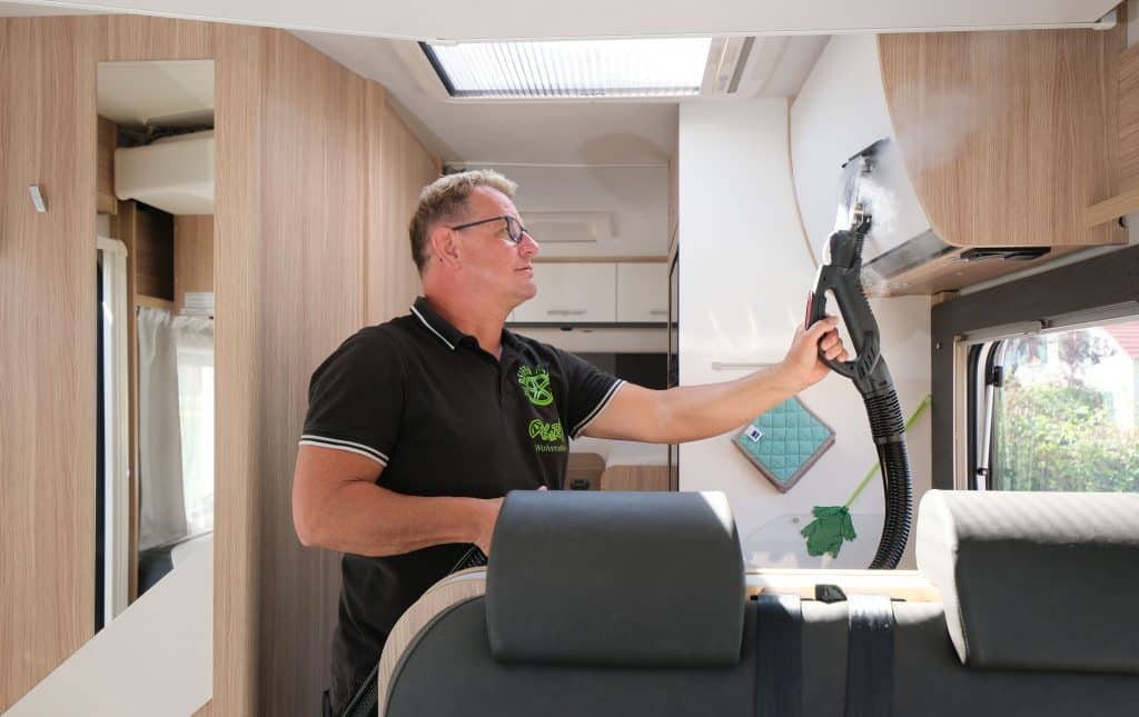 Mit heißem Trockendampf reinigt Rolf Nowocyn selbst empfindliche Oberflächen in seinen Wohnmobilen besonders schonend. Foto: Ingo Jensen / beam.
