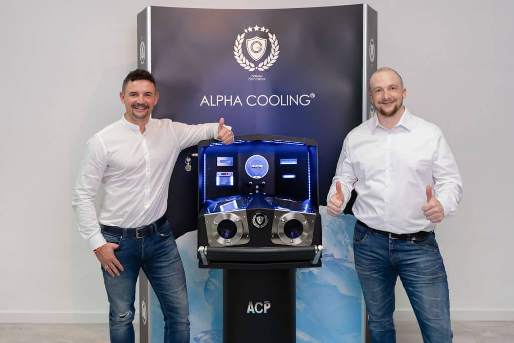 Norman Riehm (links) und Daniel Nowara bieten in ihrer Cooling Box die Kälteanwendung Alpha Cooling Professional an. Foto: Cooling Box