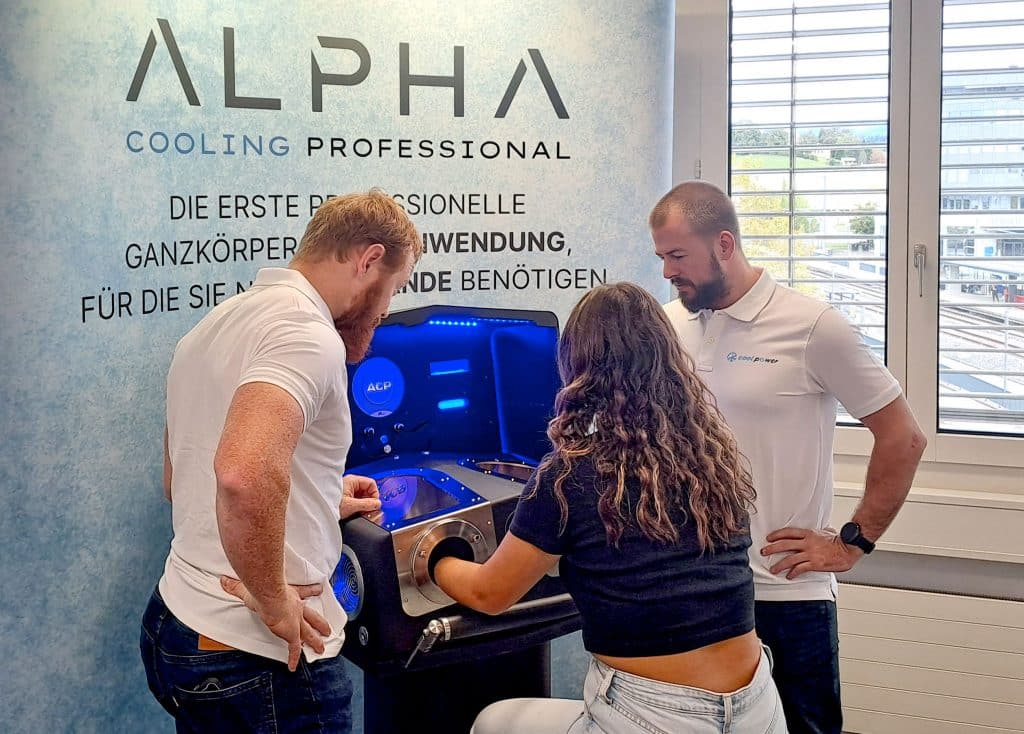 Thomas Küng (links) und Christian Schnider bieten ab sofort Alpha Cooling Professional an. Giulia Schnider probiert es aus. Foto: Spartakus Fitnesscenter
