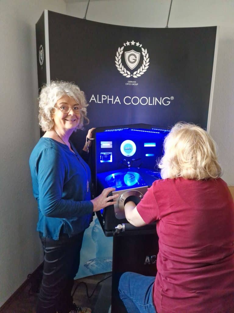 Susanne Schreiber bietet in Bochum ab sofort die innovative Kälteanwendung Alpha Cooling Professional an. Foto: KryoVital-Schreiber