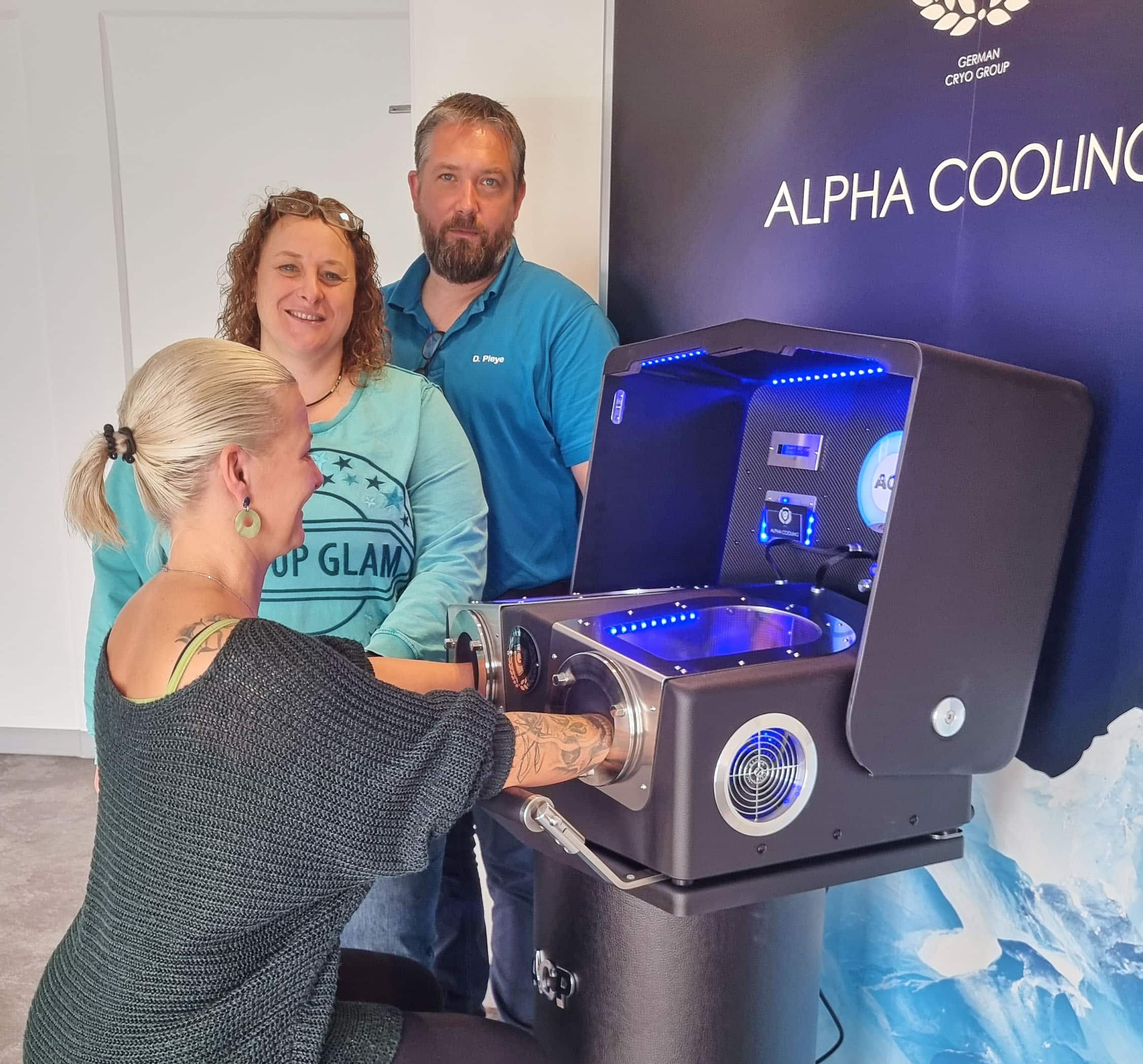 Sandra und Dirk Pleye bieten ab sofort die Kälteanwendung Alpha Cooling Professional an. Long-Covid-Patientin Inga Wübbelmann ist begeisterte Anwenderin. Foto: Therapiewerk Pleye.