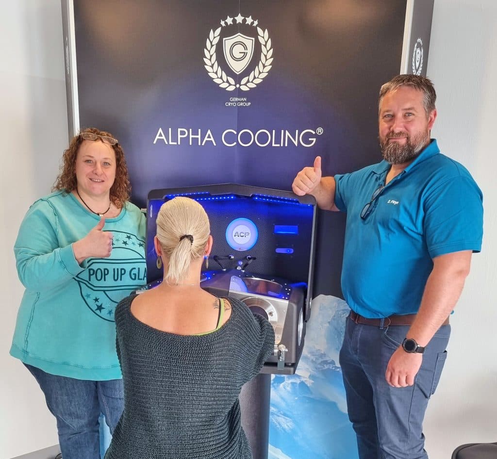 Sandra und Dirk Pleye bieten in Cloppenburg ab sofort die Kälteanwendung Alpha Cooling Professional an. Long-Covid-Patientin Inga Wübbelmann ist begeisterte Anwenderin. Foto: Therapiewerk Pleye.