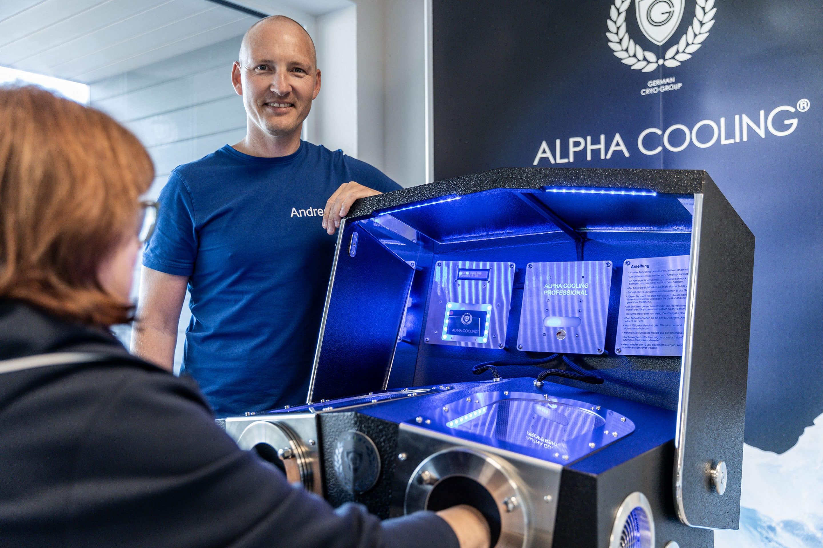 Physiotherapeut Andreas Hilgendorf setzt auf die Anwendung Alpha Cooling Professional. Foto: Marco Stobwasser, Stobigrafie