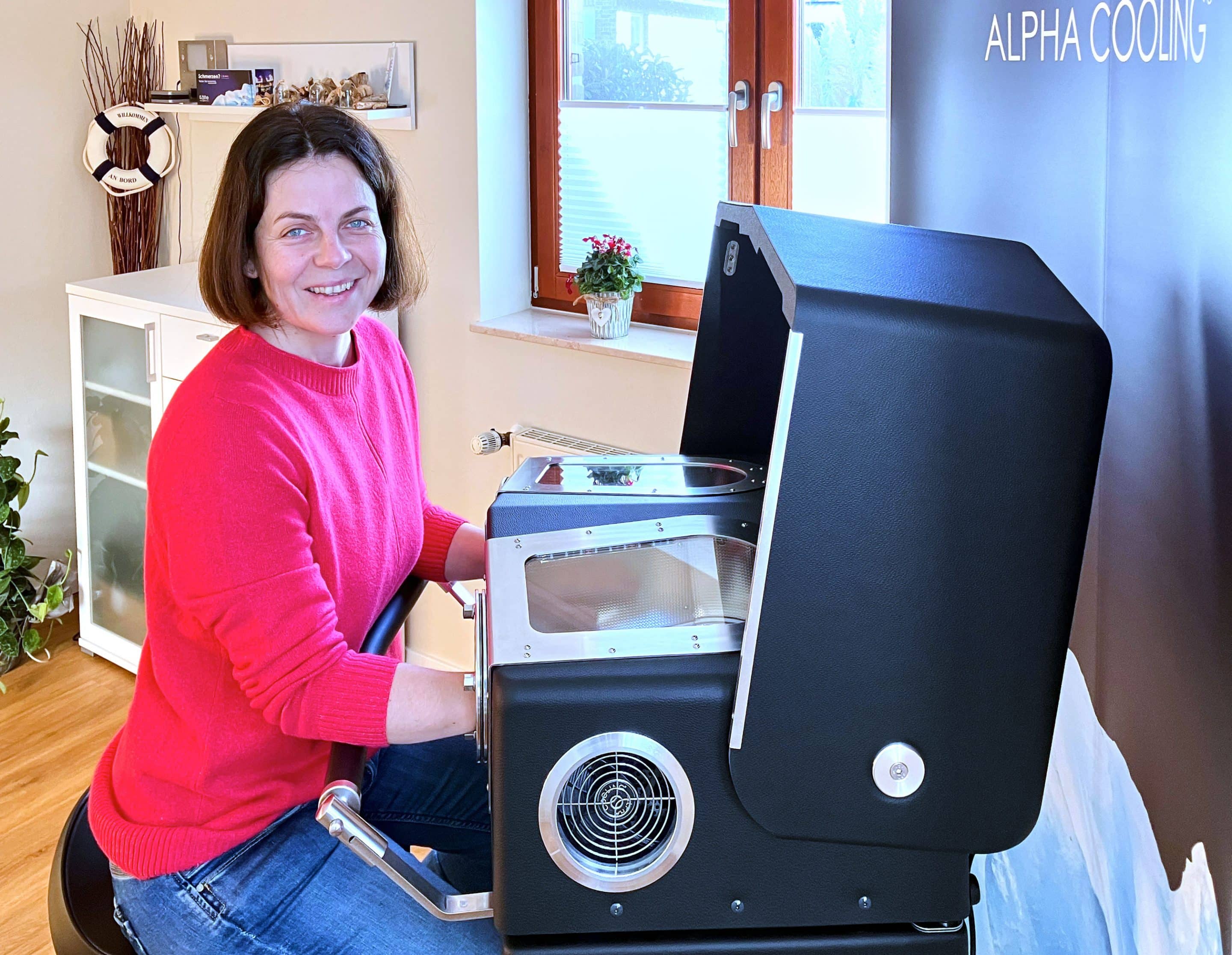 Eva-Maria Hackmann macht’s vor: Bei Alpha Cooling legen Anwender ihre Hände einfach für fünfmal zwei Minuten in die Unterdruckkammern der Anti-Schmerzbox. Foto: Eva-Maria Hackmann.