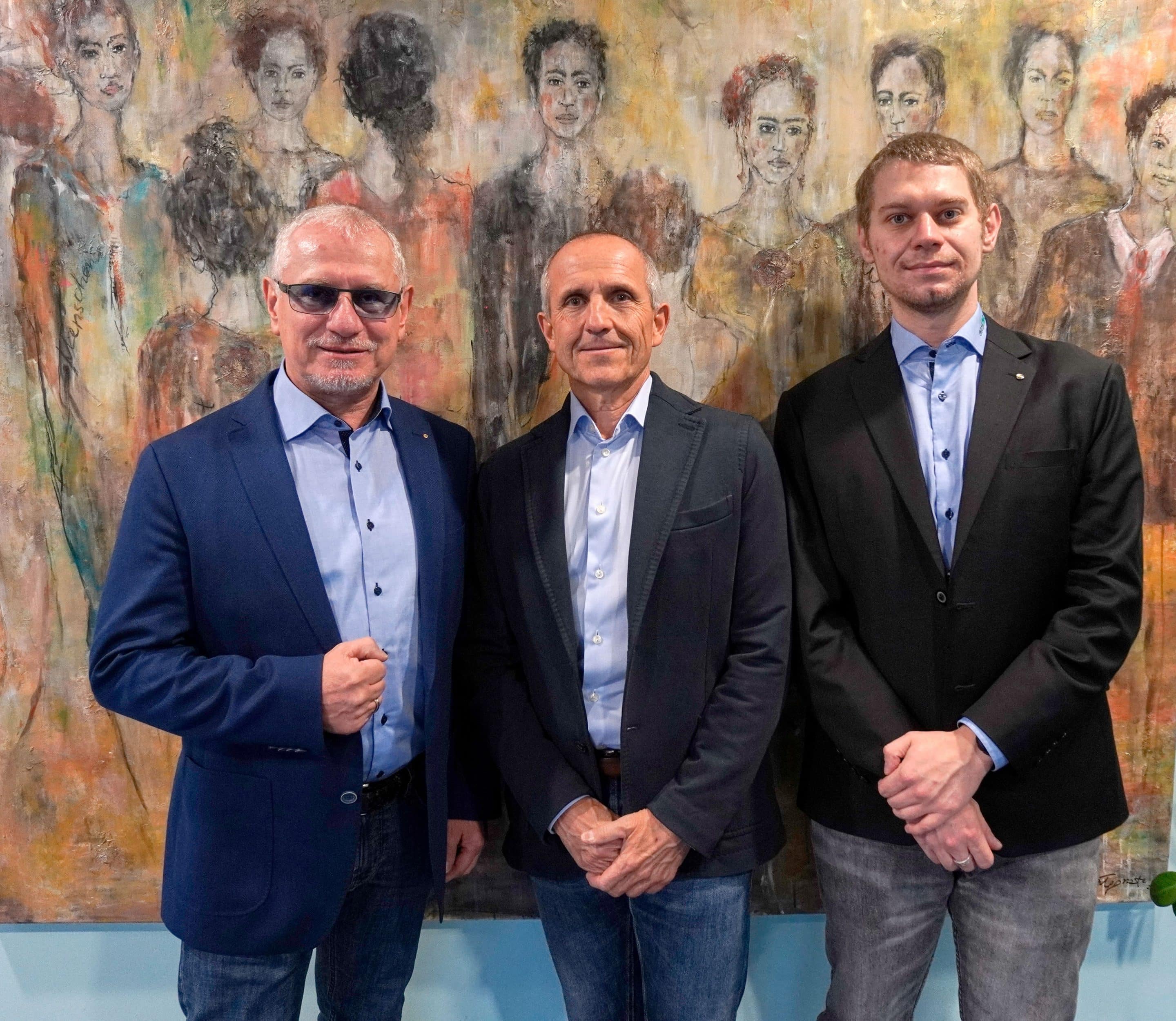 Delighted with the expansion of the ematec AG Management Board, from left: CEO Manfred Eberhard, Supervisory Board Chairman Oswald Berger and the new Management Board member, CTO Julian Eberhard. Photo: ematec