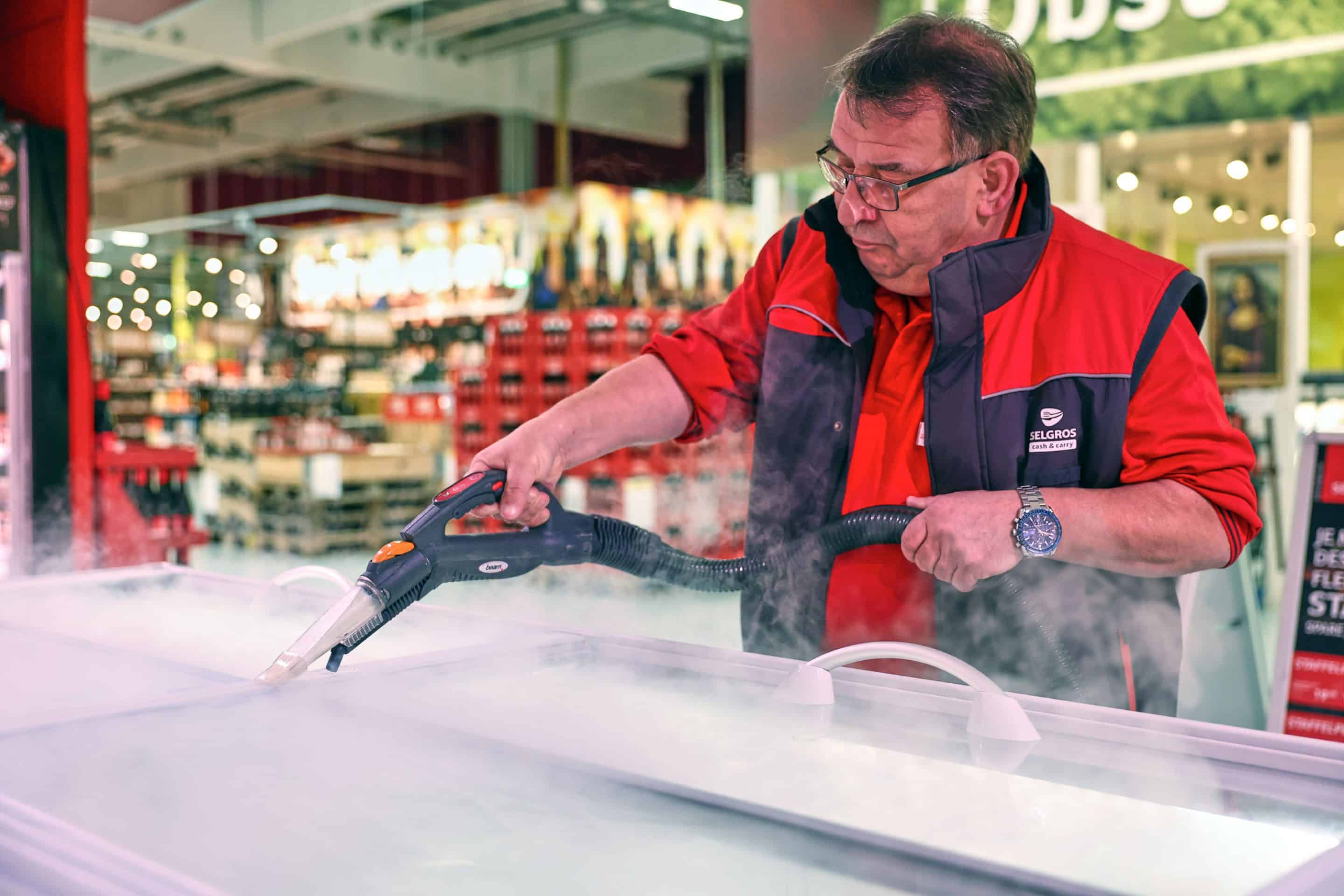 Für Haustechniker Ralph Seibt ist das HACCP-zertifizierte Dampfsaugsystem Blue Evolution S+ von beam bei der Reinigung nicht mehr wegzudenken. Foto: Daniel Karmann/beam.