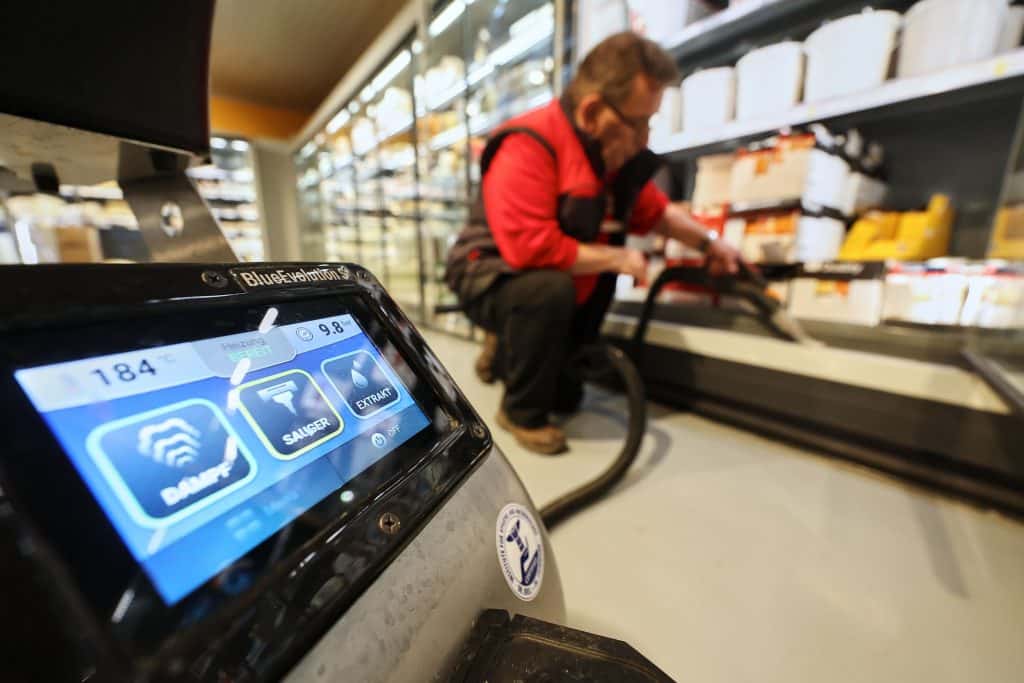 Über das integrierte Touchdisplay lässt sich das Dampfsaugsystem in vielen Sprachen konfigurieren. Foto: Daniel Karmann/beam.